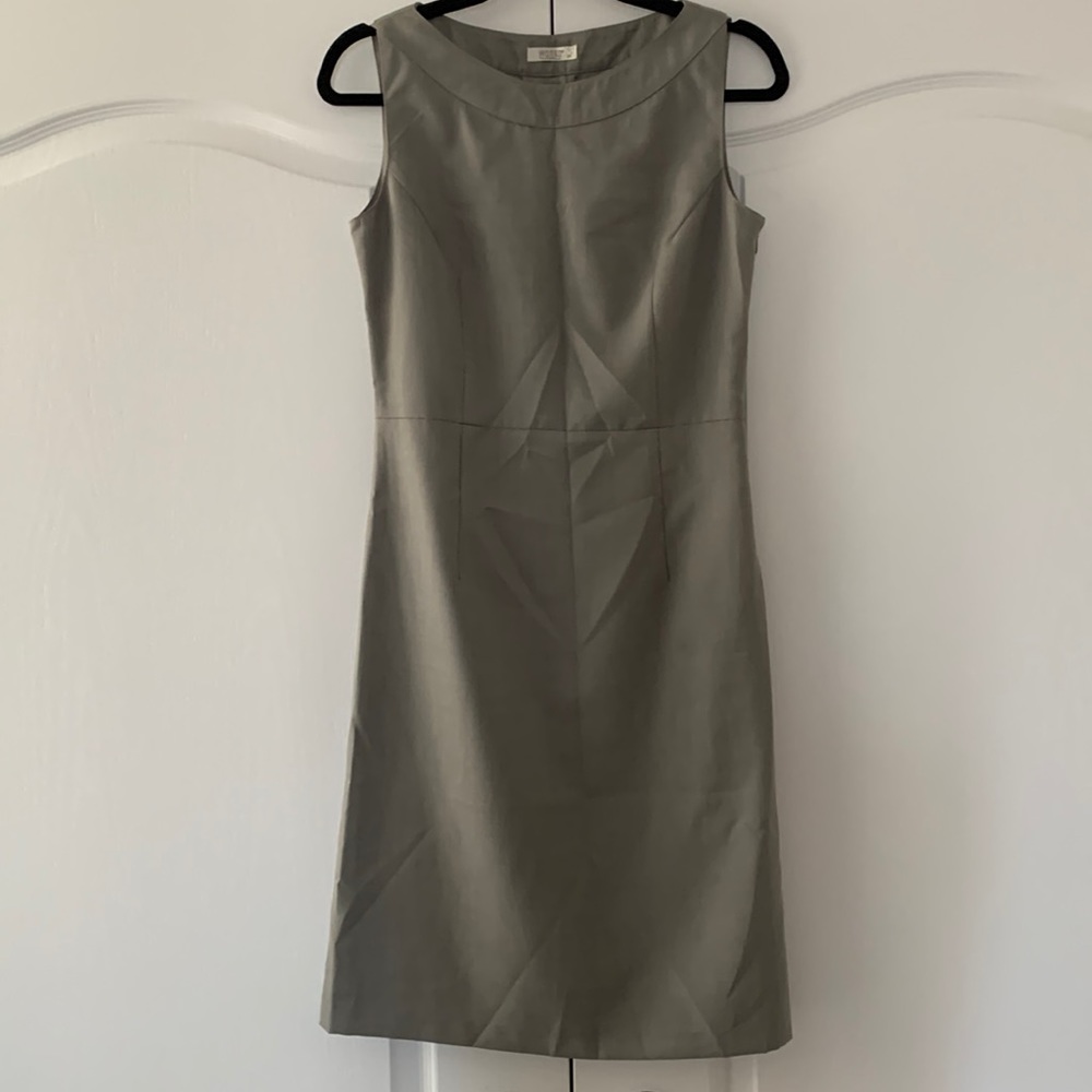 EUC Wanko grey sleeveless business suiting dress